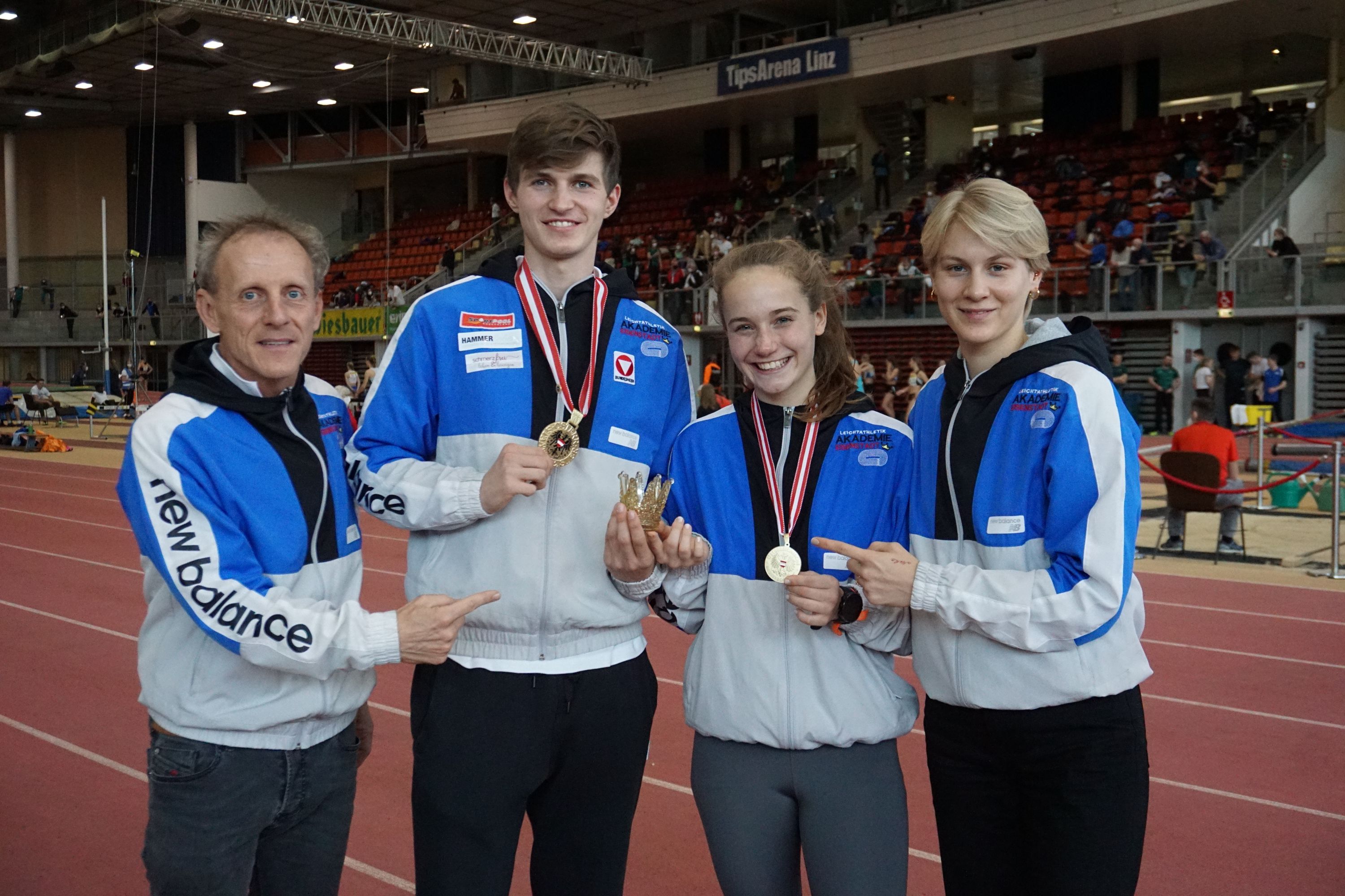 Foto von Links nach rechts: Akademie Trainer Rolf Meixner, Niklas STROHMAYER-Dangl Österreichs schnellster 400m Läufer und Staatsmeister, Marie Glaser U18 Goldmedaillen Gewinnerin 1500m, Akademie Trainerin Ronja Leitner 